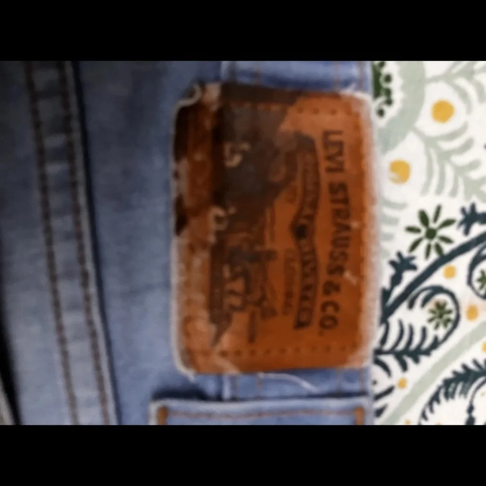 1999 Levi’s 415 light wash with creased legs 34 x 32 men’s vintage Levi’s